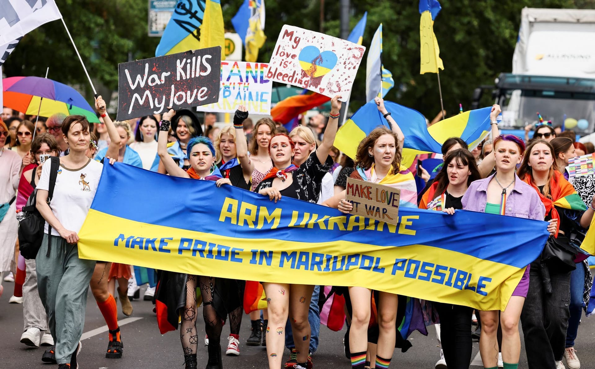 Teilnehmende demonstrieren gegen die russische Invasion: Ukrainische Geflüchtete haben einen Paradewagen gestellt bekommen.
