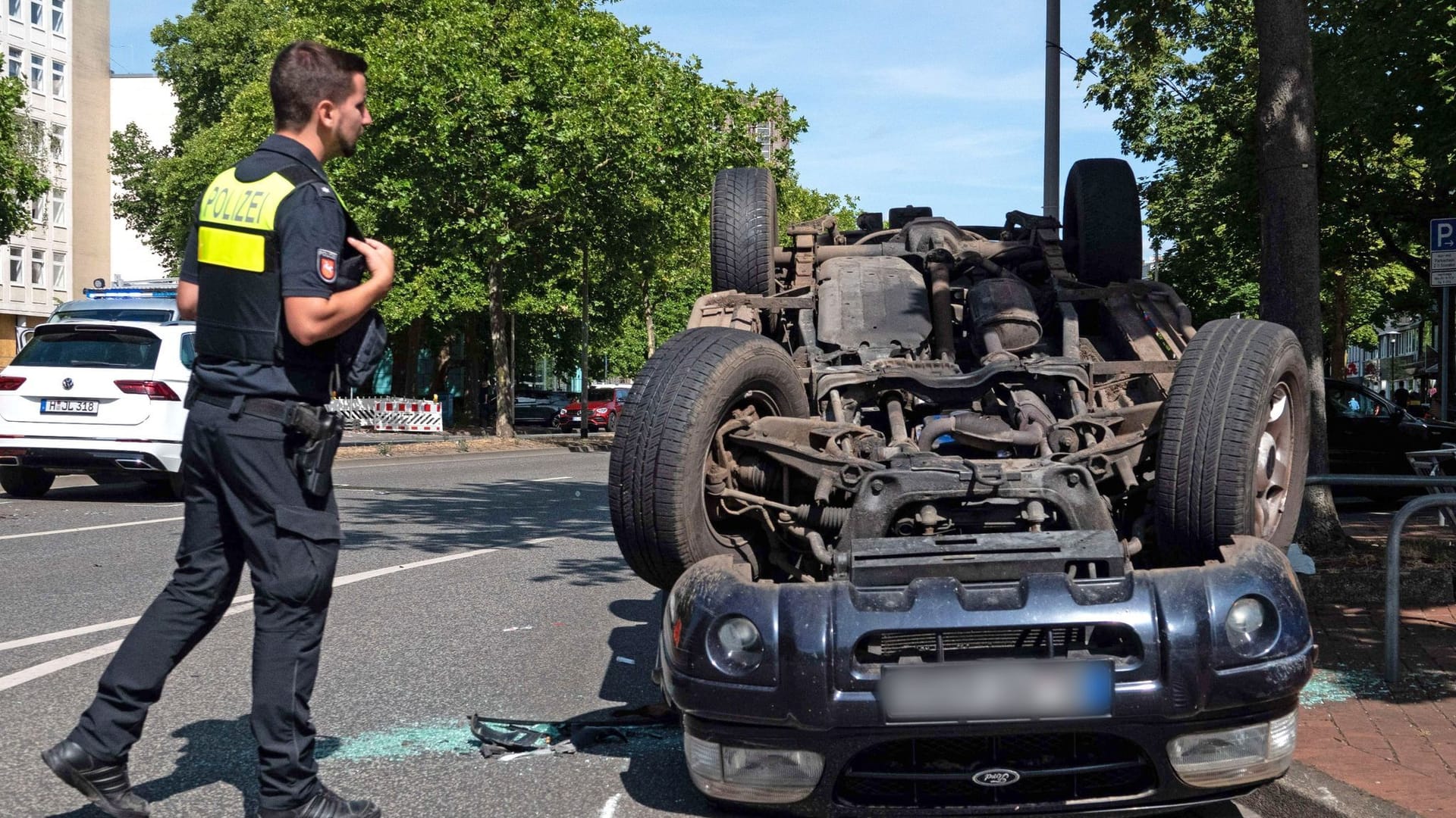 Auto überschlägt sich bei Unfall in Innenstadt von Hannover