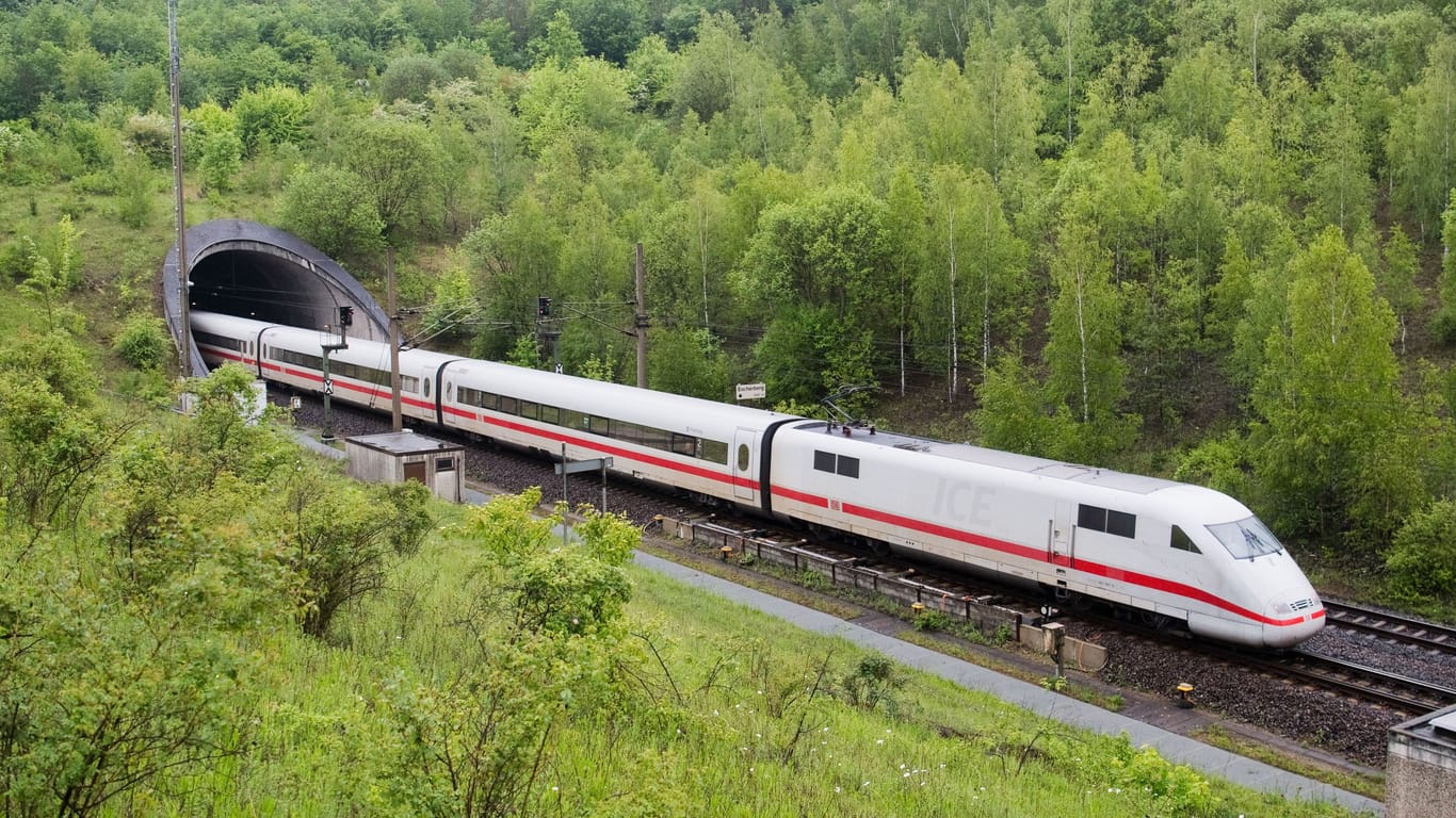 Ein ICE Zug kommt aus dem Tunnel Escherberg im Landkreis Hildesheim (Archivbild): Derzeit ist die Strecke wegen eines Leichenfunds gesperrt.