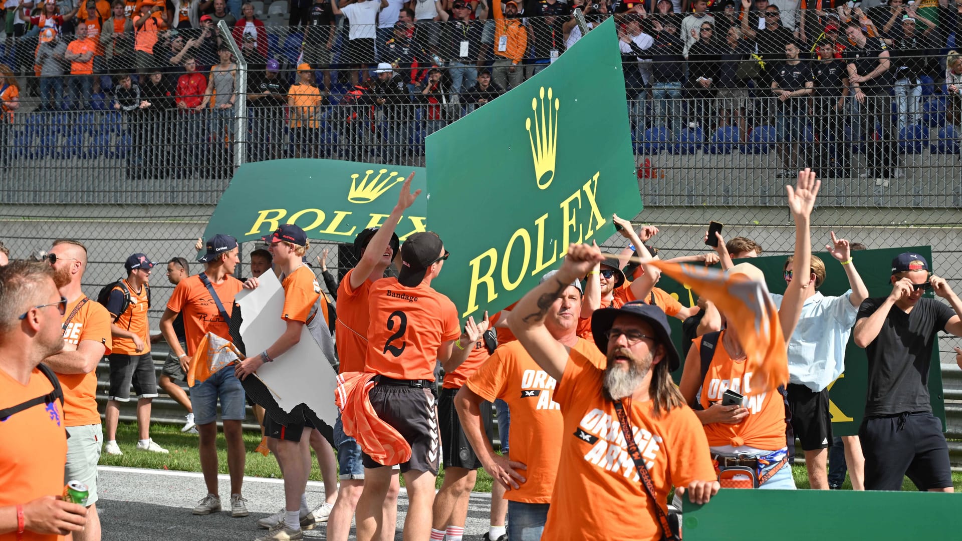 Die Kontrolle verloren: Fans aus der "Orange Army" haben nach dem Rennen in Spielberg Werbeplakate abgerissen.