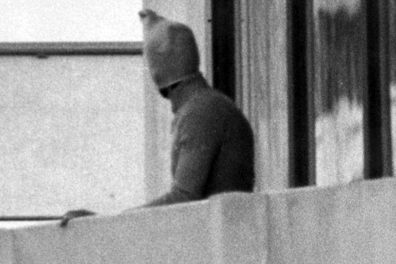 Ein vermummter arabischer Terrorist zeigt sich auf dem Balkon des israelischen Mannschaftsquartiers im Olympischen Dorf der Münchner Sommerspiele (Archivbild)