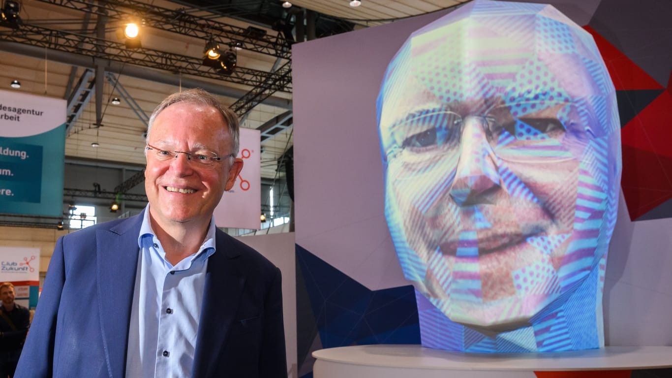 Stephan Weil (SPD), Ministerpräsident Niedersachsen, steht bei IdeenExpo in der Messe Hannover vor der Projektion seines Gesichtes auf einem Polygonkörper.