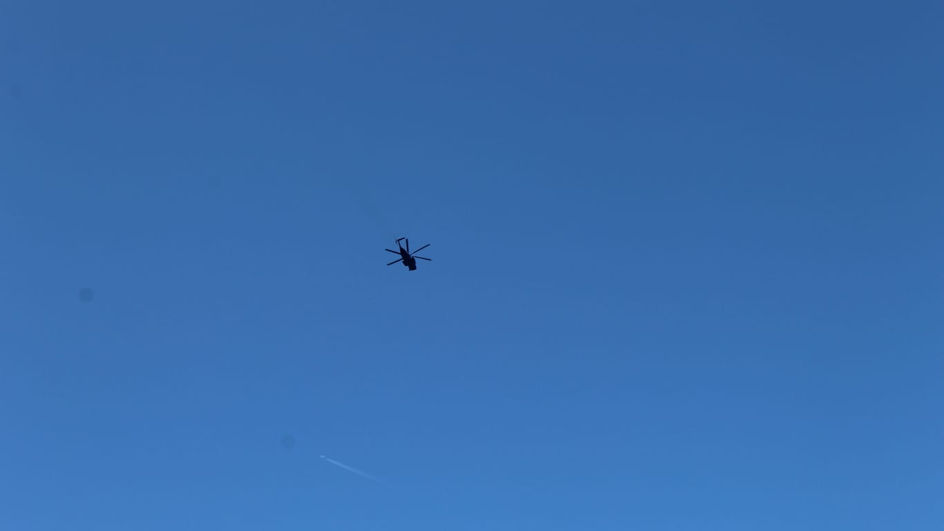 Ein Helikopter vor blauem Himmel: Er fliegt über Nesselwang, während Olaf Scholz hier Urlaub macht. Sitzt der Kanzler darin?