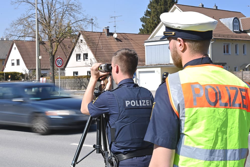 Polizisten bei einer Geschwindigkeitskontrolle (Symbolbild): Die Fahrer selbst deckten den Irrtum auf.