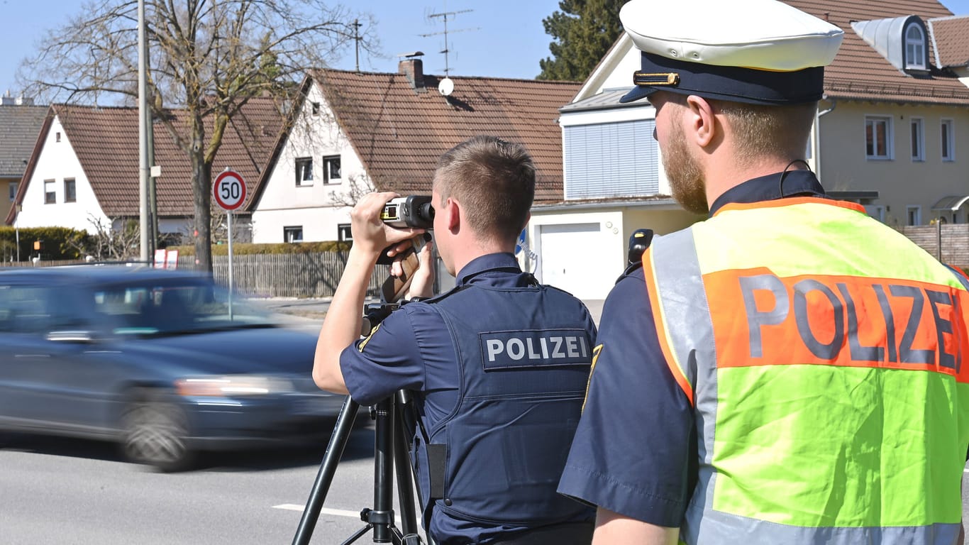 Polizisten bei einer Geschwindigkeitskontrolle (Symbolbild): Die Fahrer selbst deckten den Irrtum auf.