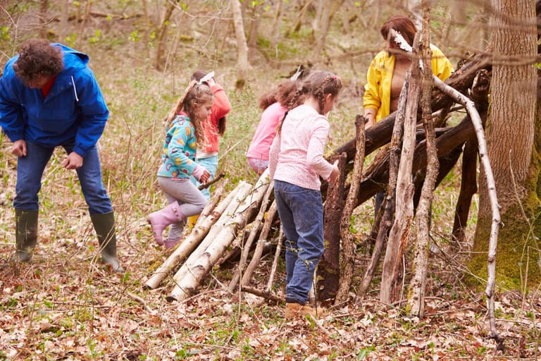 Kinder spielen im Wald mit Holz (Symbolbild): Das Camp musste abgebrochen werden.