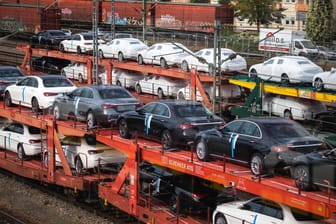 Dutzende Fahrzeuge verlassen das Mercedes-Benz-Werk in Sindelfingen: Noch ist der Stuttgarter Autobauer auf Erdgas aus Russland angewiesen, der Bedarf könnte jedoch drastisch reduziert werden.