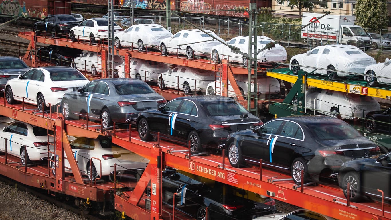 Dutzende Fahrzeuge verlassen das Mercedes-Benz-Werk in Sindelfingen: Noch ist der Stuttgarter Autobauer auf Erdgas aus Russland angewiesen, der Bedarf könnte jedoch drastisch reduziert werden.