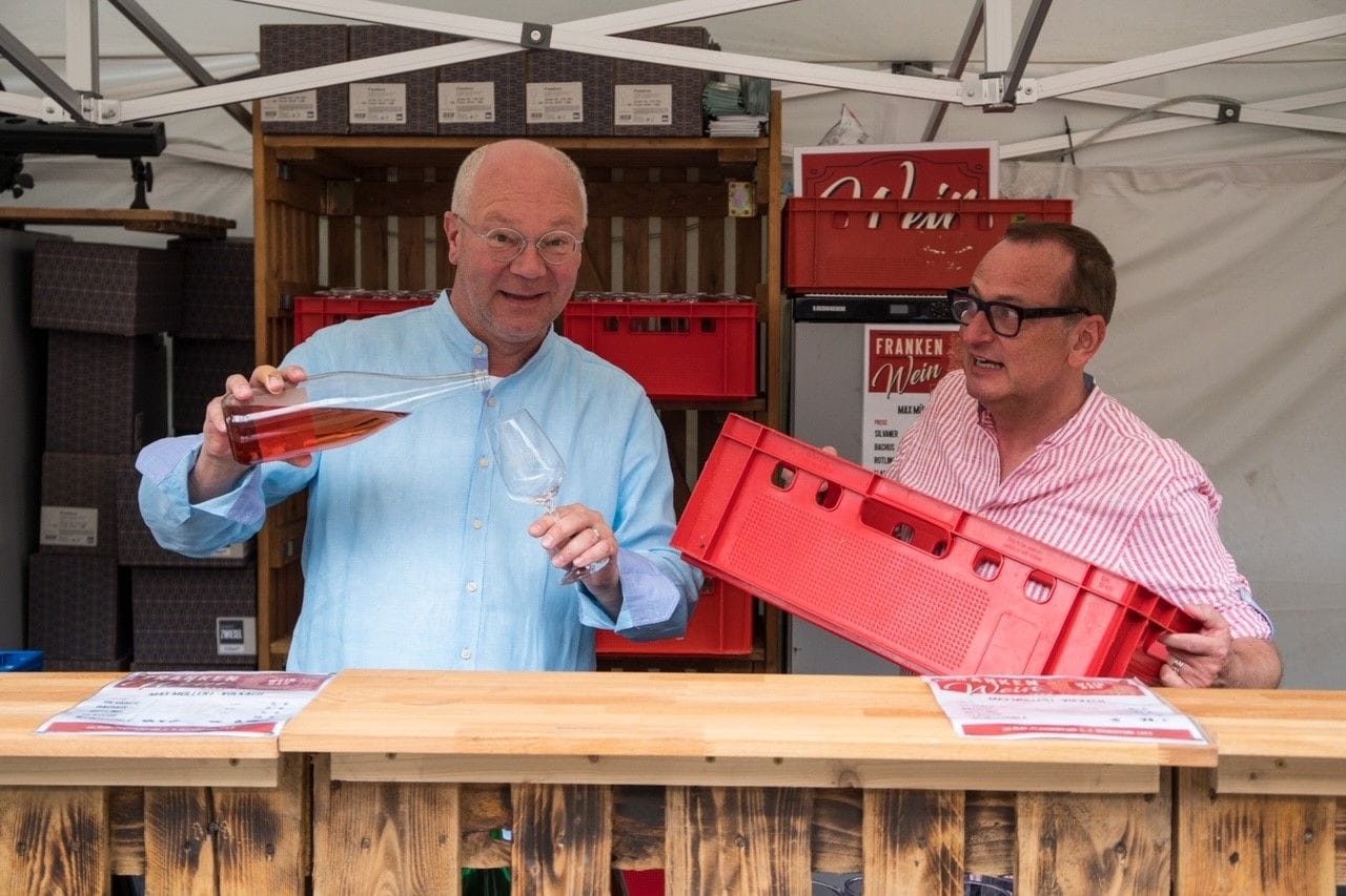 Martin Rassau (links) und Volker Heißmann helfen beim Ausschank beim "Fürth Festival" aus - mehr als nur ein Marketinggag.