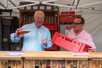 Martin Rassau (links) und Volker Heißmann helfen beim Ausschank beim "Fürth Festival" aus - mehr als nur ein Marketinggag.