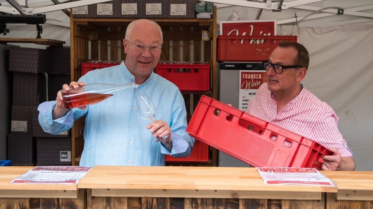 Martin Rassau (links) und Volker Heißmann helfen beim Ausschank beim "Fürth Festival" aus - mehr als nur ein Marketinggag.