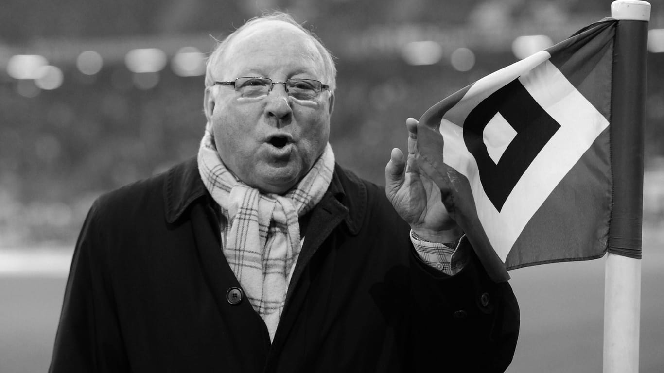 Uwe Seeler hält eine HSV-Fahne (Archivbild): Der Hamburger Ehrenbürger starb im Alter von 85 Jahren.
