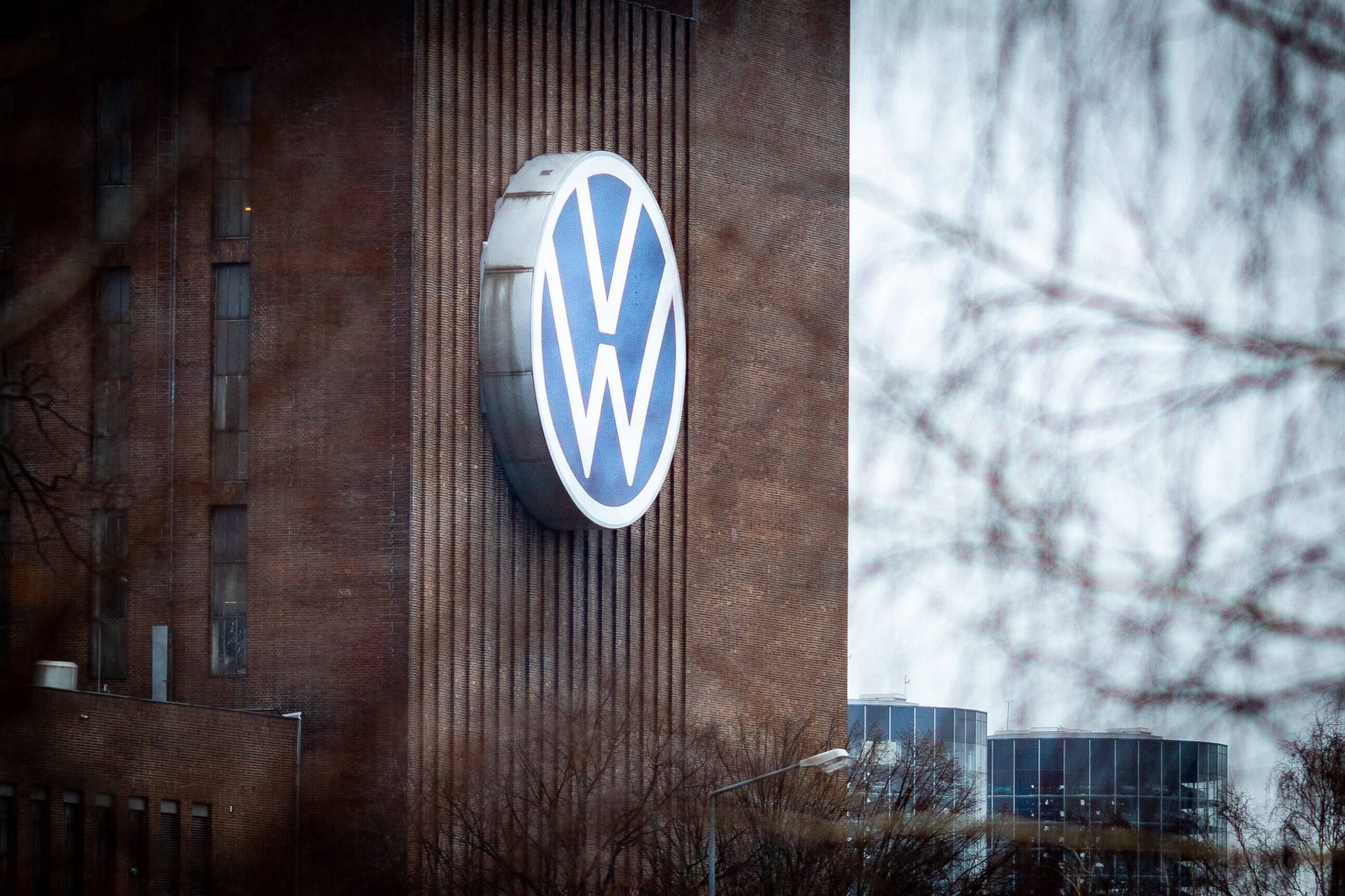 Volkswagen-Logo an einem Fabrikgebäude in Wolfsburg (Archivbild): Der Konzern fährt höhere Gewinne ein als von Analysten zunächst erwartet. Volkswagen-Logo an einem Fabrikgebäude in Wolfsburg (Archivbild): Der Konzern fährt höhere Gewinne ein als von Analysten zunächst erwartet.