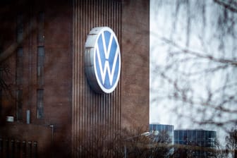 Volkswagen-Logo an einem Fabrikgebäude in Wolfsburg (Archivbild): Der Konzern fährt höhere Gewinne ein als von Analysten zunächst erwartet.