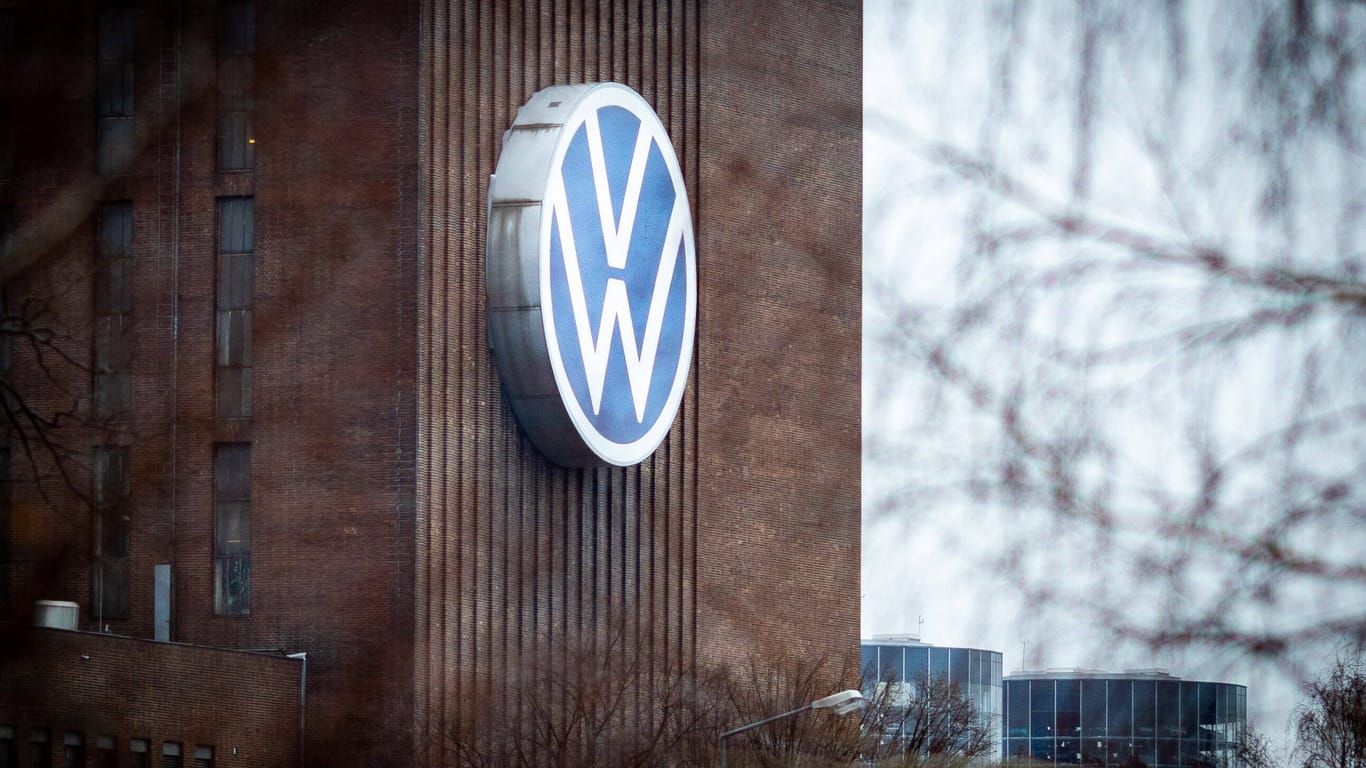 Volkswagen-Logo an einem Fabrikgebäude in Wolfsburg (Archivbild): Der Konzern fährt höhere Gewinne ein als von Analysten zunächst erwartet.