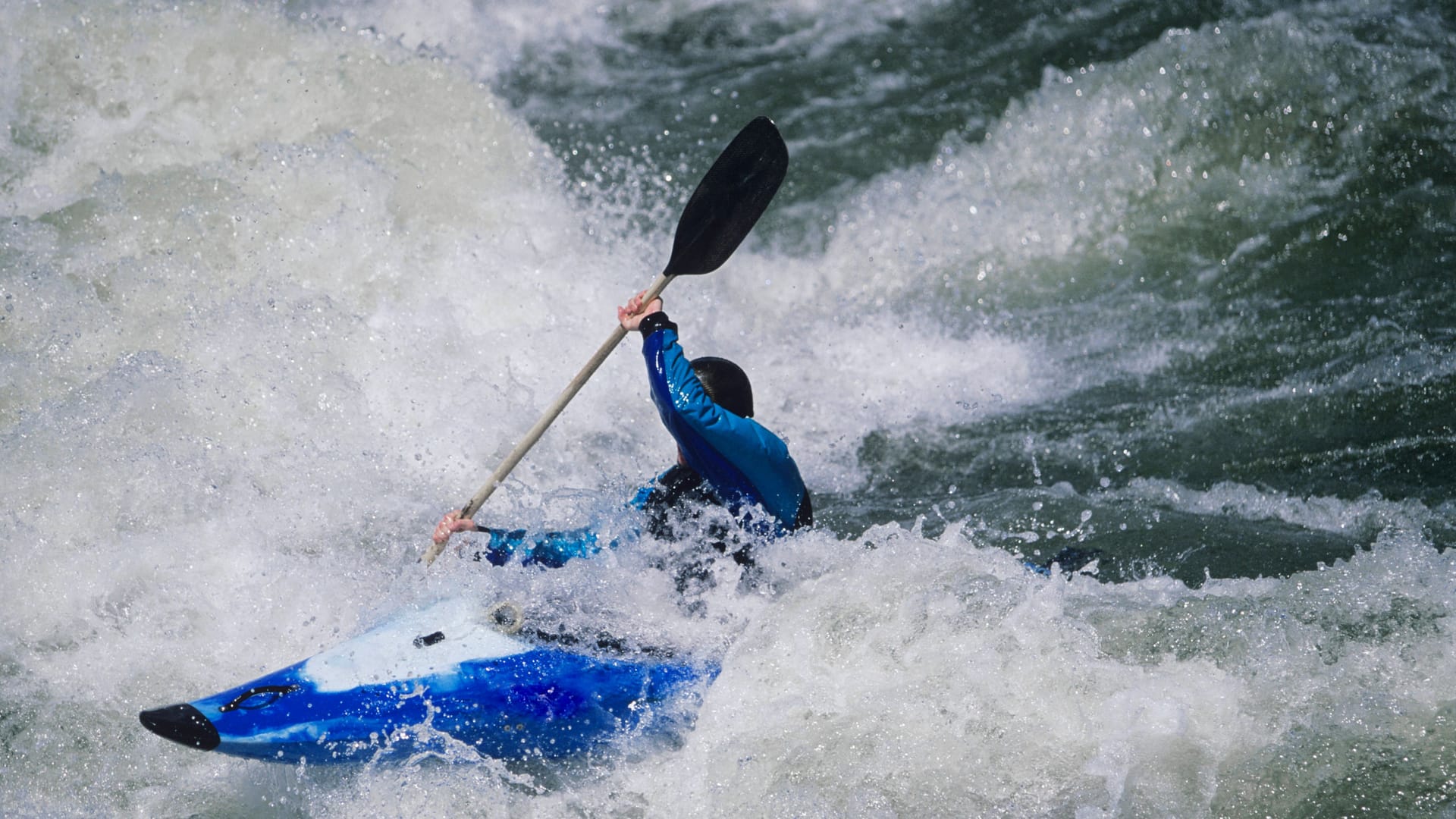 Ein Mann paddelt mit dem Kajak durch die Fluten (Symbolbild). In Tirol starb ein Mann aus Hannover, als er vom Fluss mitgerissen wurde.