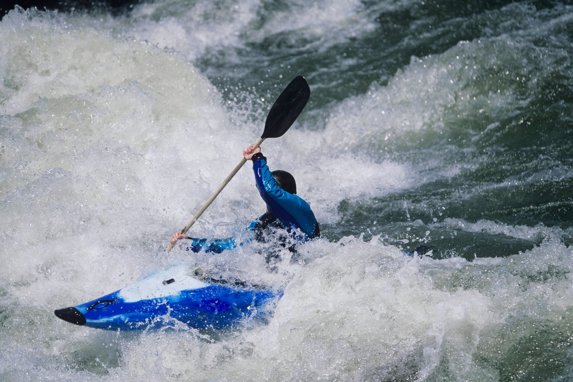 Ein Mann paddelt mit dem Kajak durch die Fluten (Symbolbild). In Tirol starb ein Mann aus Hannover, als er vom Fluss mitgerissen wurde.