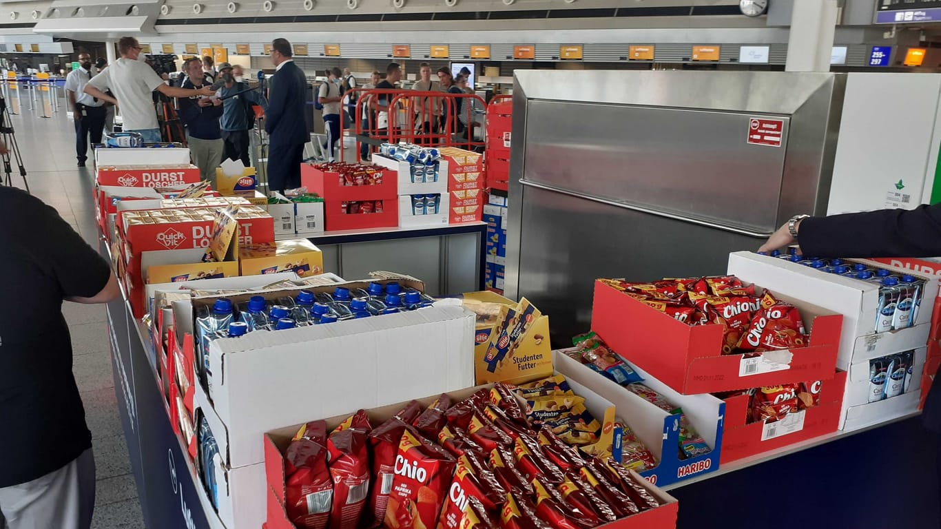 Snacks und Getränke werden verteilt: Der Frankfurter Flughafen hat sich offenbar vorbereitet.