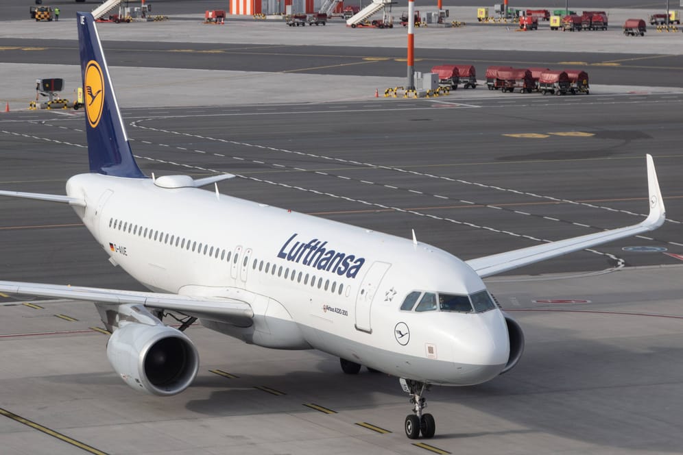 Ein Airbus A320 der Lufthansa steht auf dem Rollfeld des Flughafens Hamburg (Archivbild): Es werden keine schwerwiegenden Störungen durch den Streik erwartet.