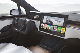 Blick ins Tesla-X-Cockpit: Bald lassen sich zahlreiche Videospiele in dem Elektroauto spielen.