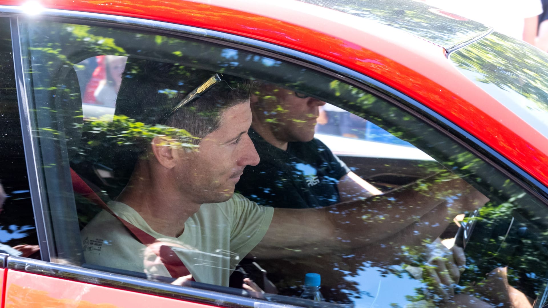 Robert Lewandowski verlässt am Sonntag im Auto das Vereinsgelände des FC Bayern. Später traf der Stürmer in Barcelona ein.