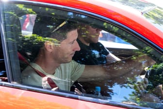 Robert Lewandowski verlässt am Sonntag im Auto das Vereinsgelände des FC Bayern. Später traf der Stürmer in Barcelona ein.