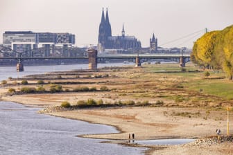 Niedriger Rheinpegel im Sommer 2018 (Archivbild): In diesem Sommer soll es in der Domstadt erneut besonders trocken werden.
