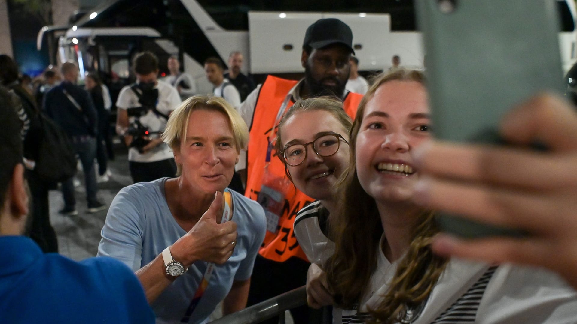 Lächeln, bitte: Martina Voss-Tecklenburg (l.) vor der Abfahrt aus dem Stadion.