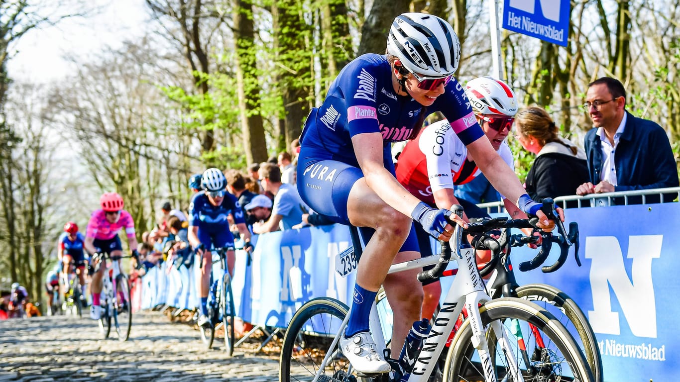 Laura Süßemilch bei einem Radrennen im März: Bei der Tour stürzte sie schwer.