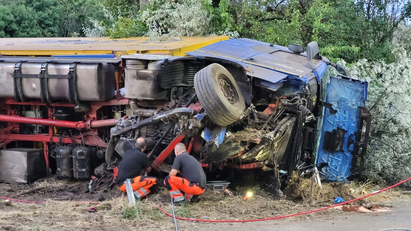 Einer der Lastwagen liegt auf der Autobahn: Einer kam wohl von der Fahrbahn ab – der andere kippte nach der Bremsung.