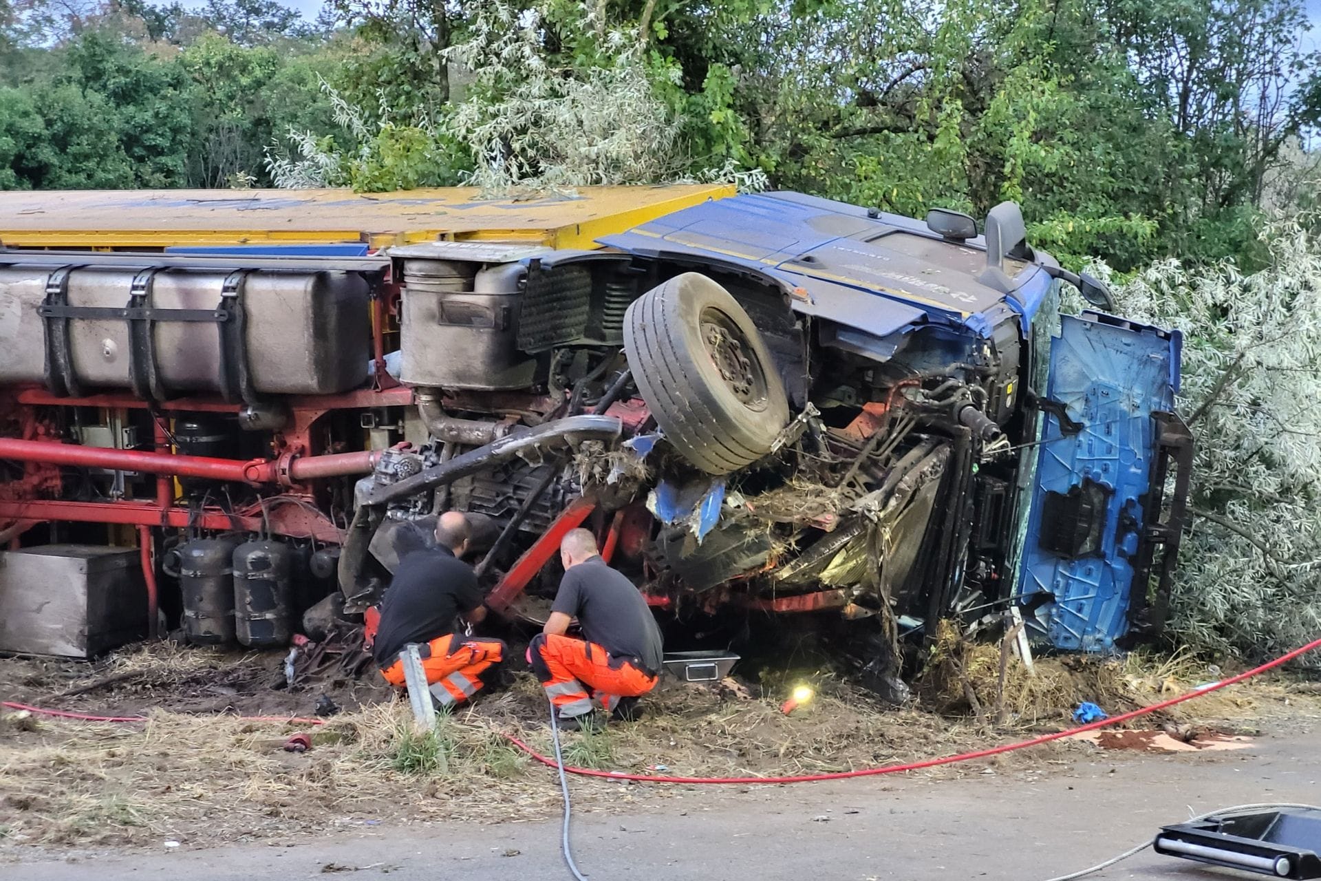 Einer der Lastwagen liegt auf der Autobahn: Einer kam wohl von der Fahrbahn ab – der andere kippte nach der Bremsung.