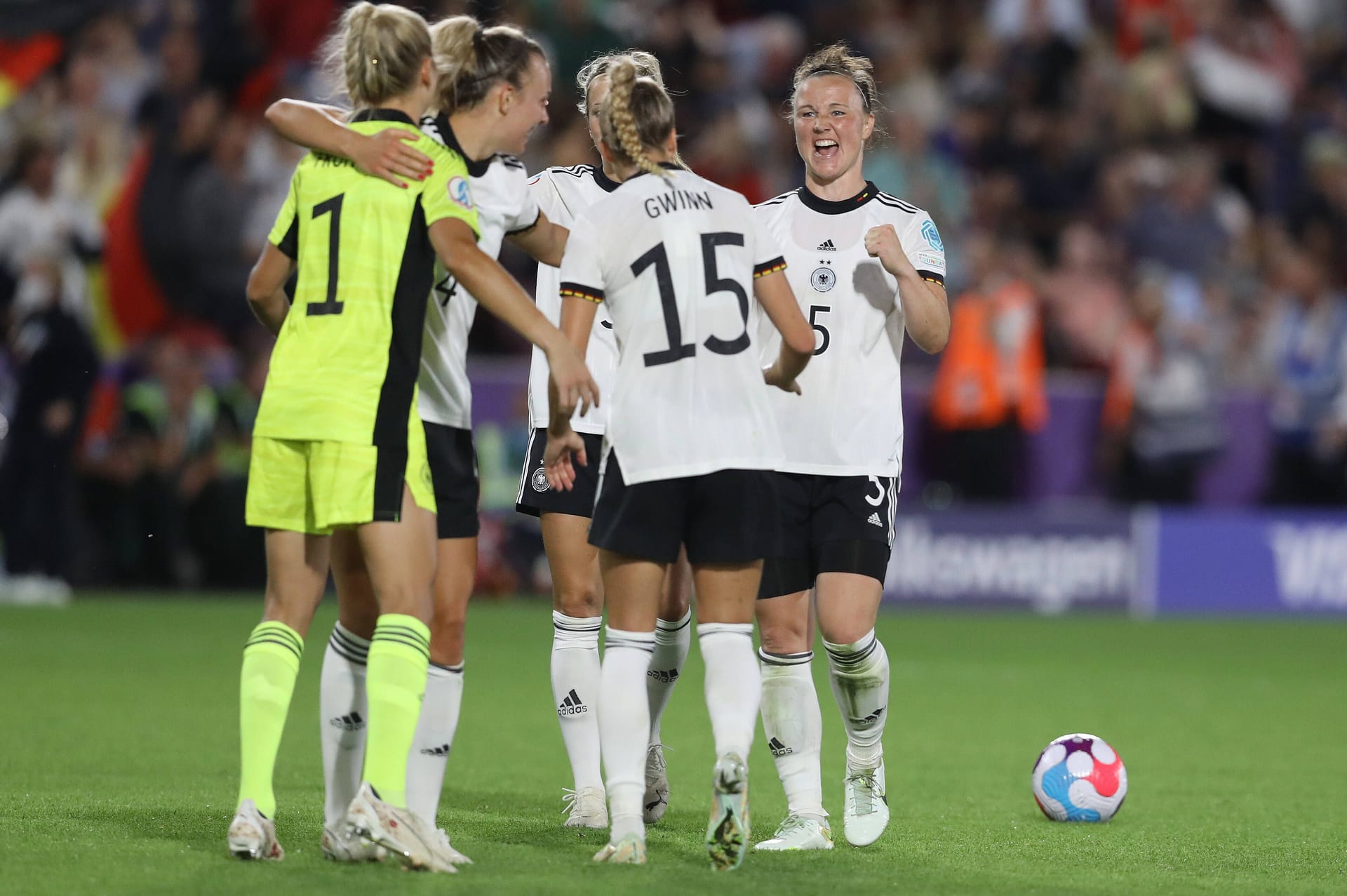 Gegen Spanien spielt Deutschland effizient im Angriff und sicher in der Abwehr. Dabei wissen einige Spielerinnen zu glänzen – besonders eine. Die Einzelkritik.