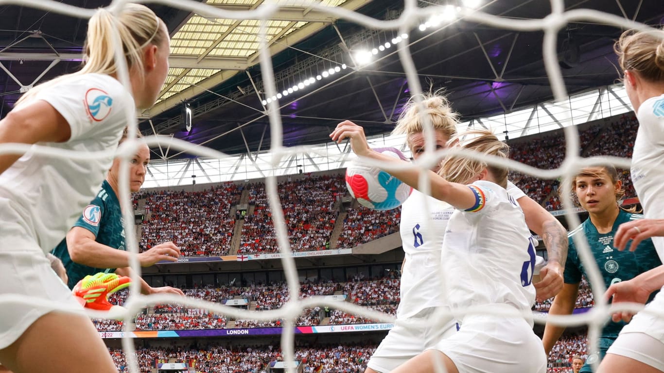 Die strittige Szene: Englands Williamson spielt den Ball im eigenen Strafraum mit der Hand.