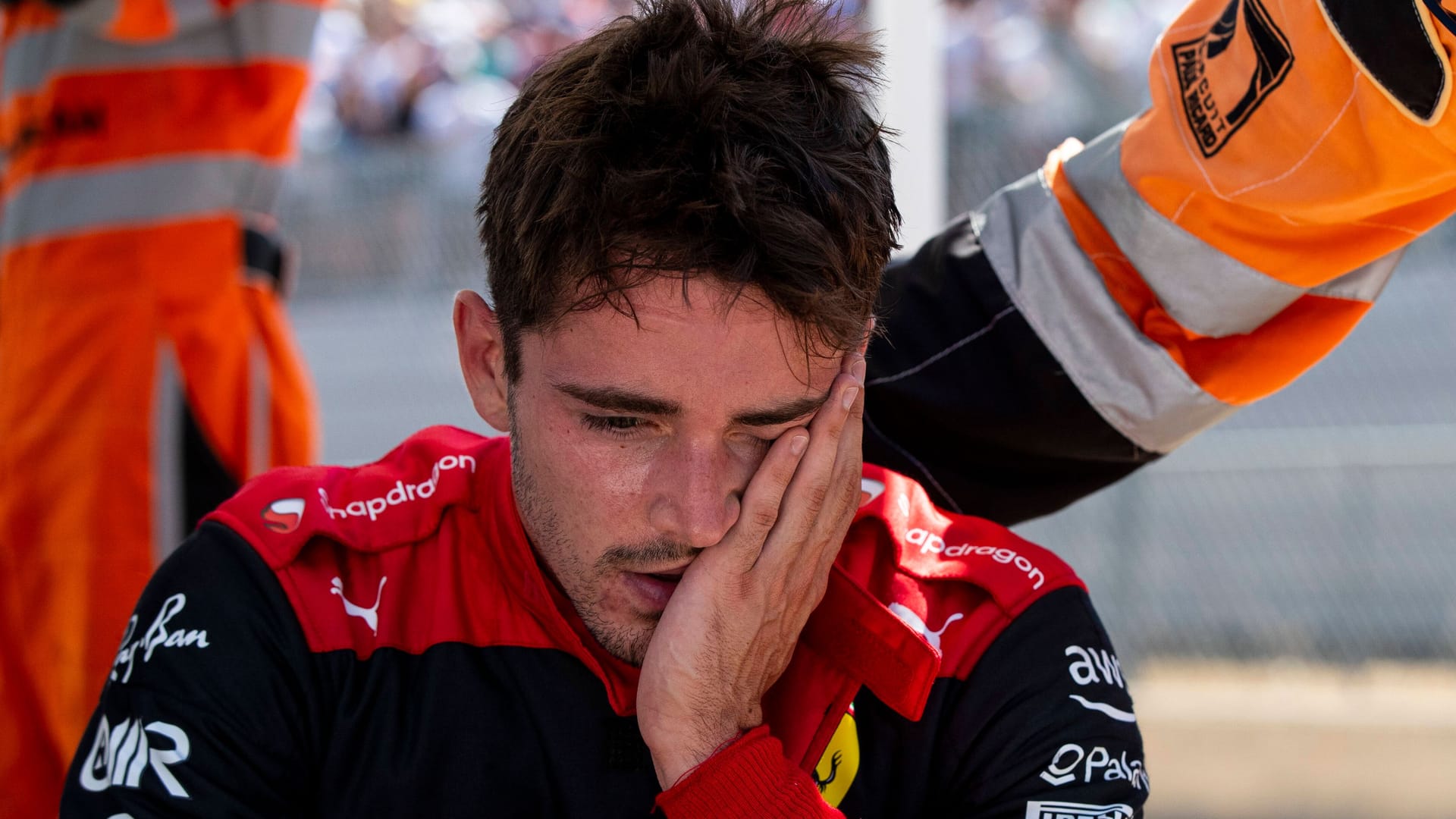 Fassungslos: Charles Leclerc nach seinem Aus in Le Castellet.