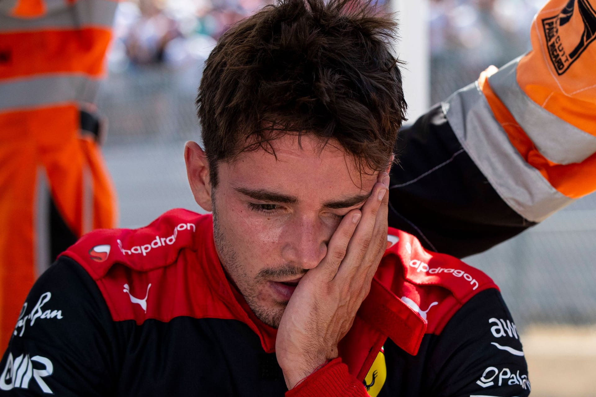 Fassungslos: Charles Leclerc nach seinem Aus in Le Castellet.