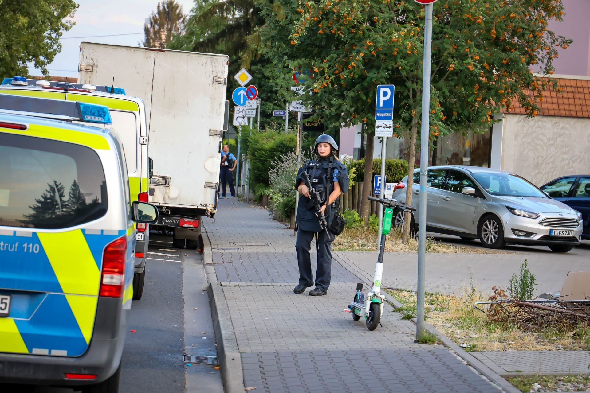 Polizistin am Einsatzort: Die Beamten rückten mit einem Großaufgebot an.