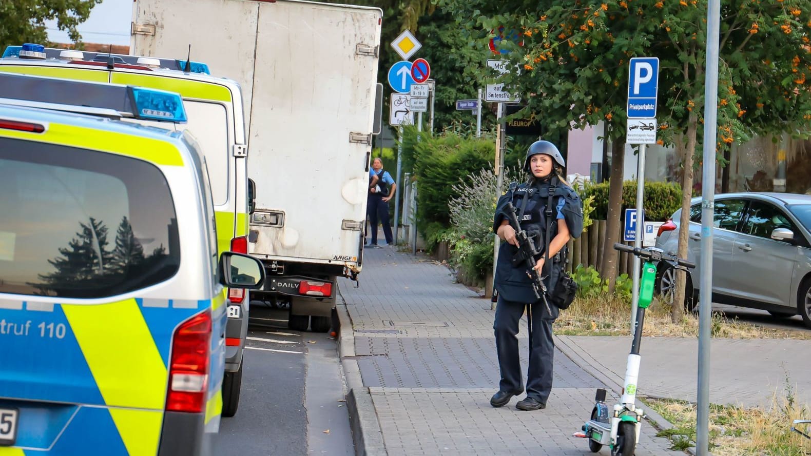 Polizistin am Einsatzort: Die Beamten rückten mit einem Großaufgebot an.