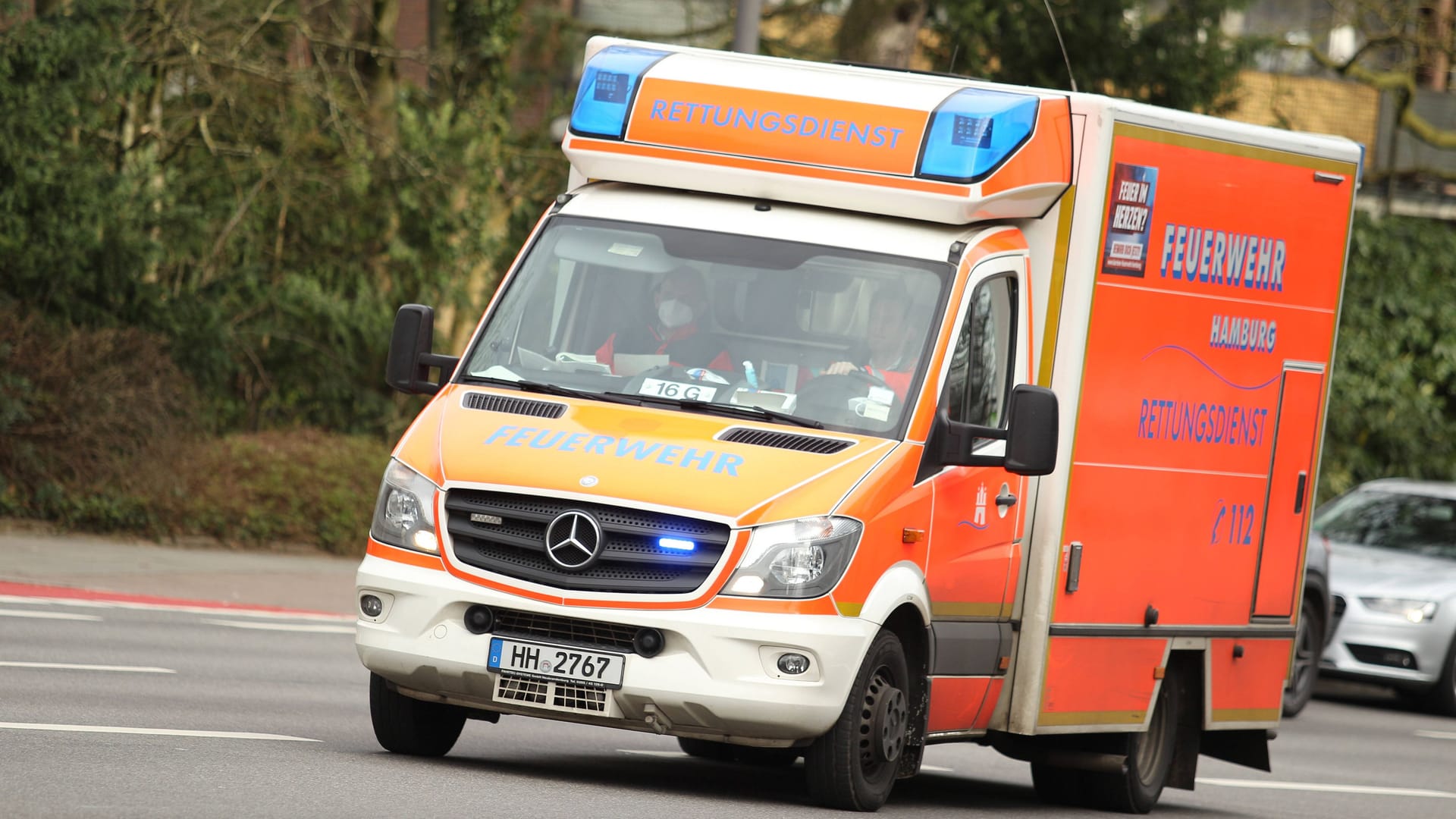Ein Rettungswagen der Feuerwehr auf dem Weg zu einem Einsatz (Archivbild). Ein Rettungswagen der Feuerwehr auf dem Weg zu einem Einsatz (Archivbild).