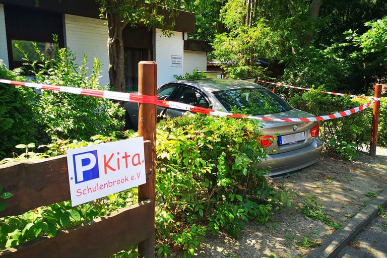 Der BMW steht vor Kita: Weil die Frau die Kontrolle über ihren Wagen verlor, fuhr sie gegen die Gebäudefassade.