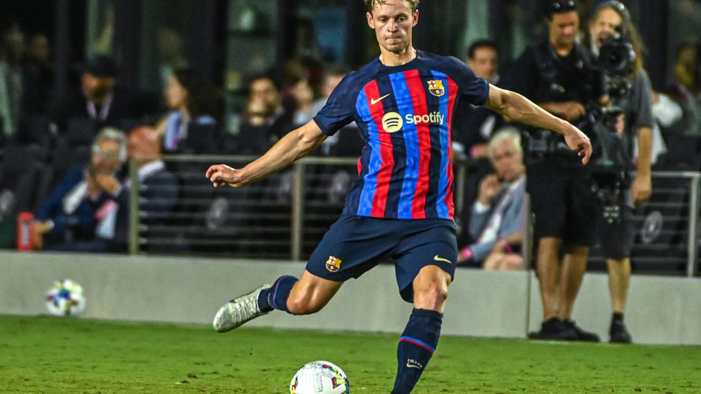 Frenkie de Jong will seinen Vertrag (bis 2026) beim FC Barcelona erfüllen.
