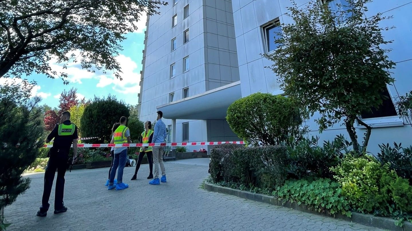 Einsatzkräfte am Hochhaus: Hier wurden eine Frau und ein Kind leblos aufgefunden.