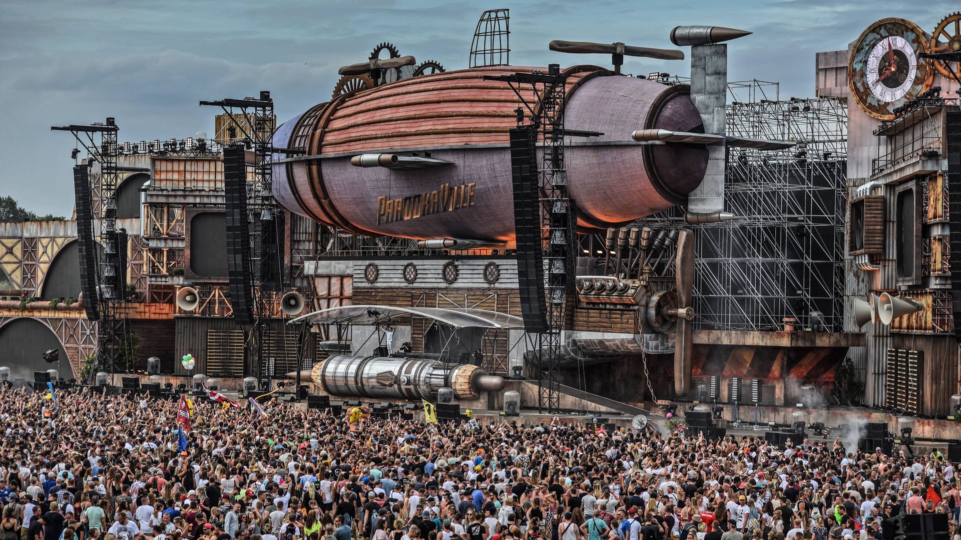 Das Parookaville 2019 (Archivbild): Mehrere Zehntausend Besucher zieht die Veranstaltung jedes Jahr in den Westen NRWs.