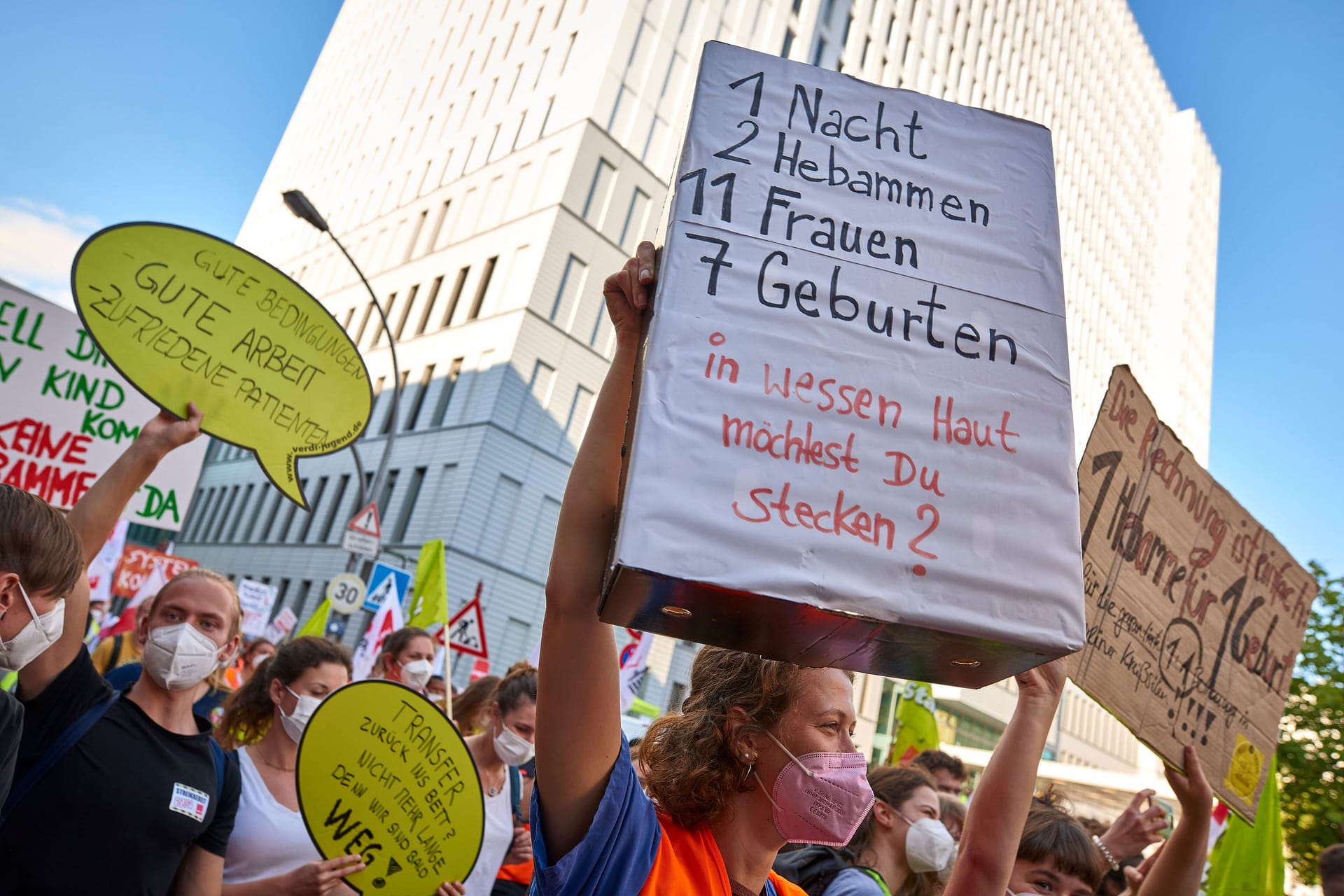 Krankenhaus-Beschäftigte beim Tarifstreik: Nach elf harten Wochen hat sich die Gewerkschaft Verdi mit den Arbeitgebern geeinigt.