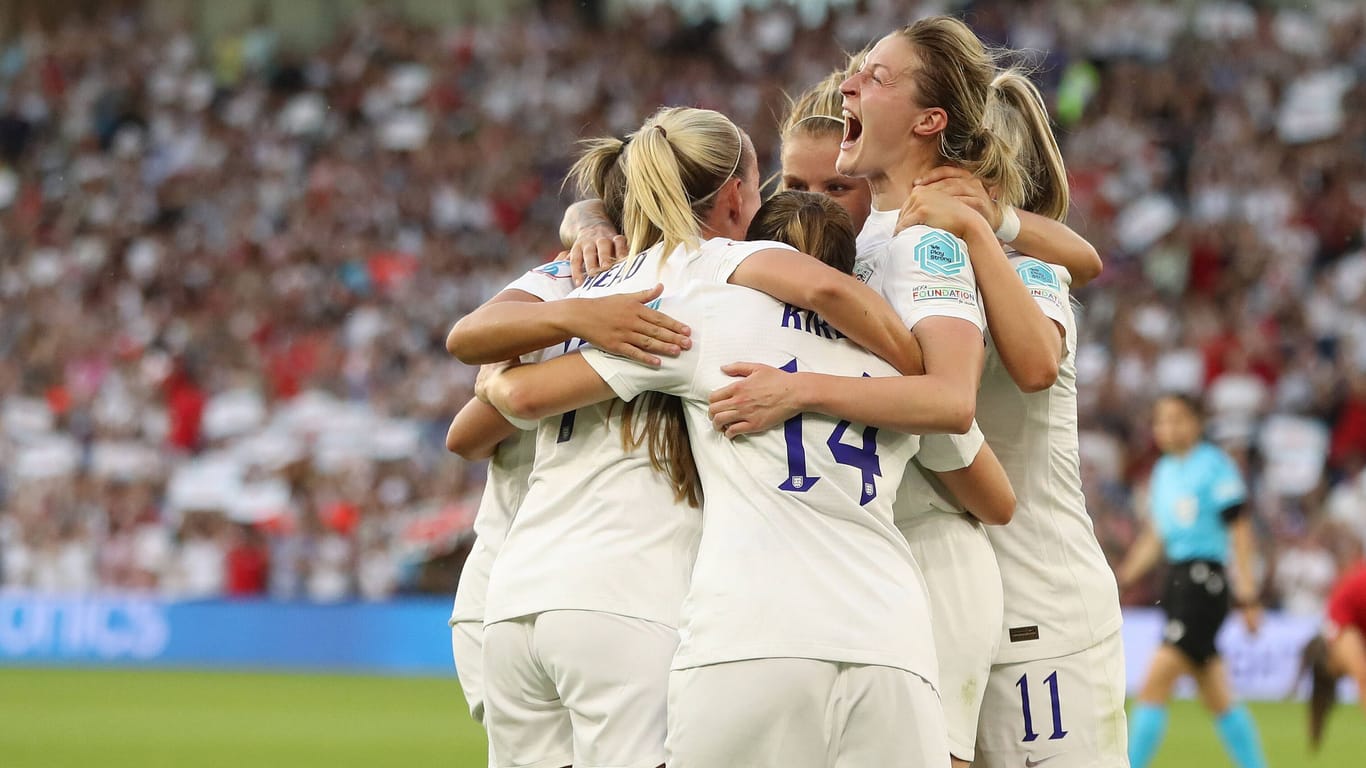 Die Engländerinnen feiern einen Treffer: Norwegen blieb ohne Chance.
