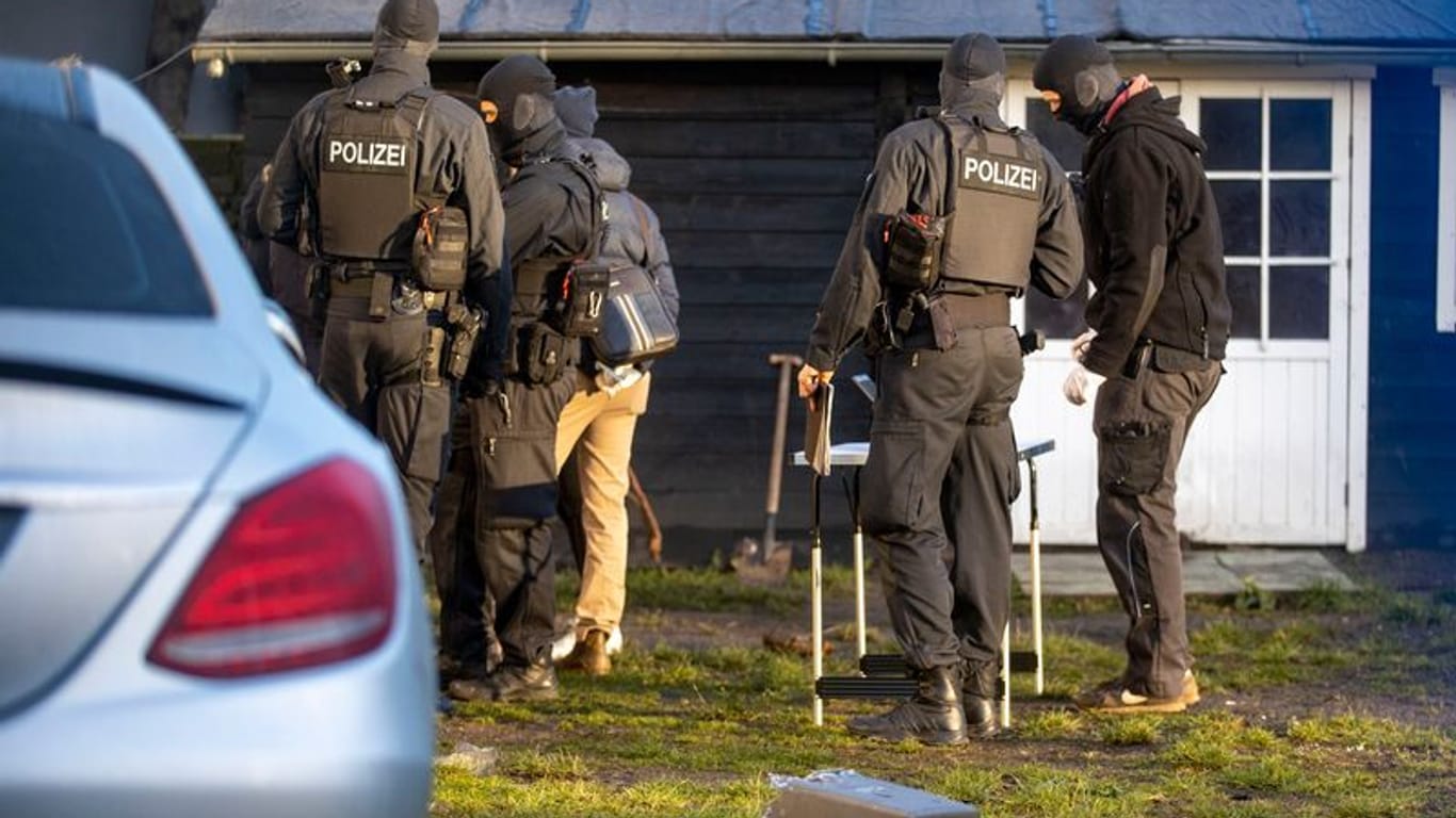 Nach einem Überfall auf einen Juwelier aus Duisburg hatte die Polizei zahlreiche Wohnungen und eine Gartenlaube durchsucht. Nun wurde Anklage gegen drei Männer erhoben.