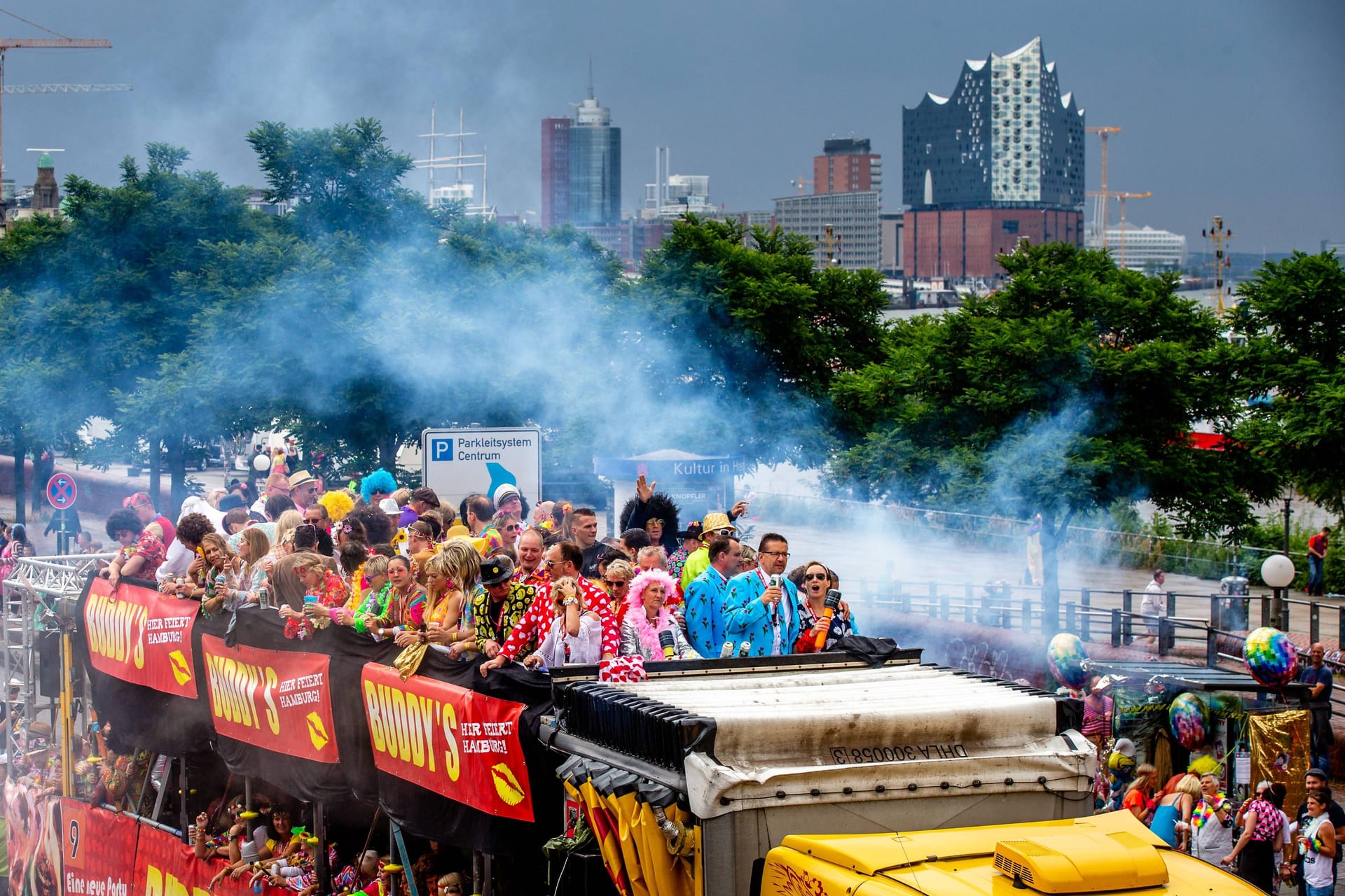 Ein Truck fährt beim Schlagermove durch die Straßen Hamburgs: Der Umzug ist das Zentrum des Schlager-Festivals.