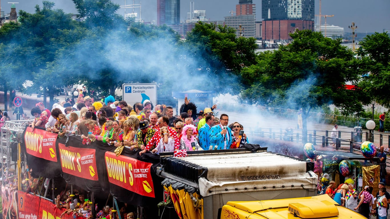 Ein Truck fährt beim Schlagermove durch die Straßen Hamburgs: Der Umzug ist das Zentrum des Schlager-Festivals.