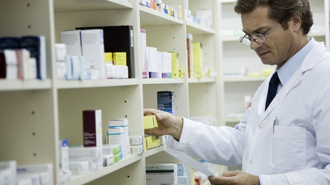 Ein Apotheker bei der Arbeit (Symbolbild): In Deutschland sind immer mehr Medikamente schwer erhältlich.