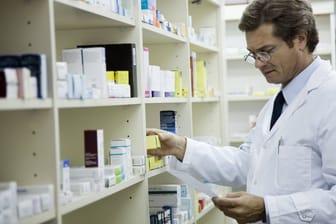 Ein Apotheker bei der Arbeit (Symbolbild): In Deutschland sind immer mehr Medikamente schwer erhältlich.