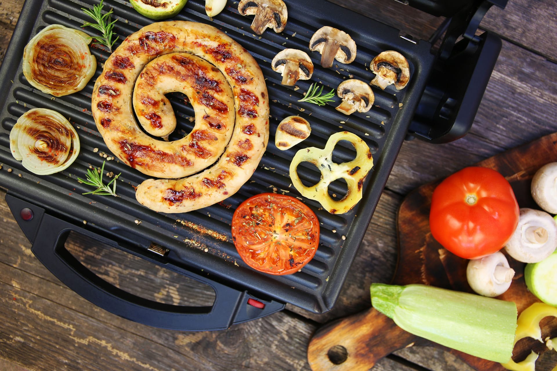 Die besten Elektro-Tischgrills im Vergleich: leckeres Grillgut auf Terrasse, Balkon oder sogar drinnen perfekt zubereiten.